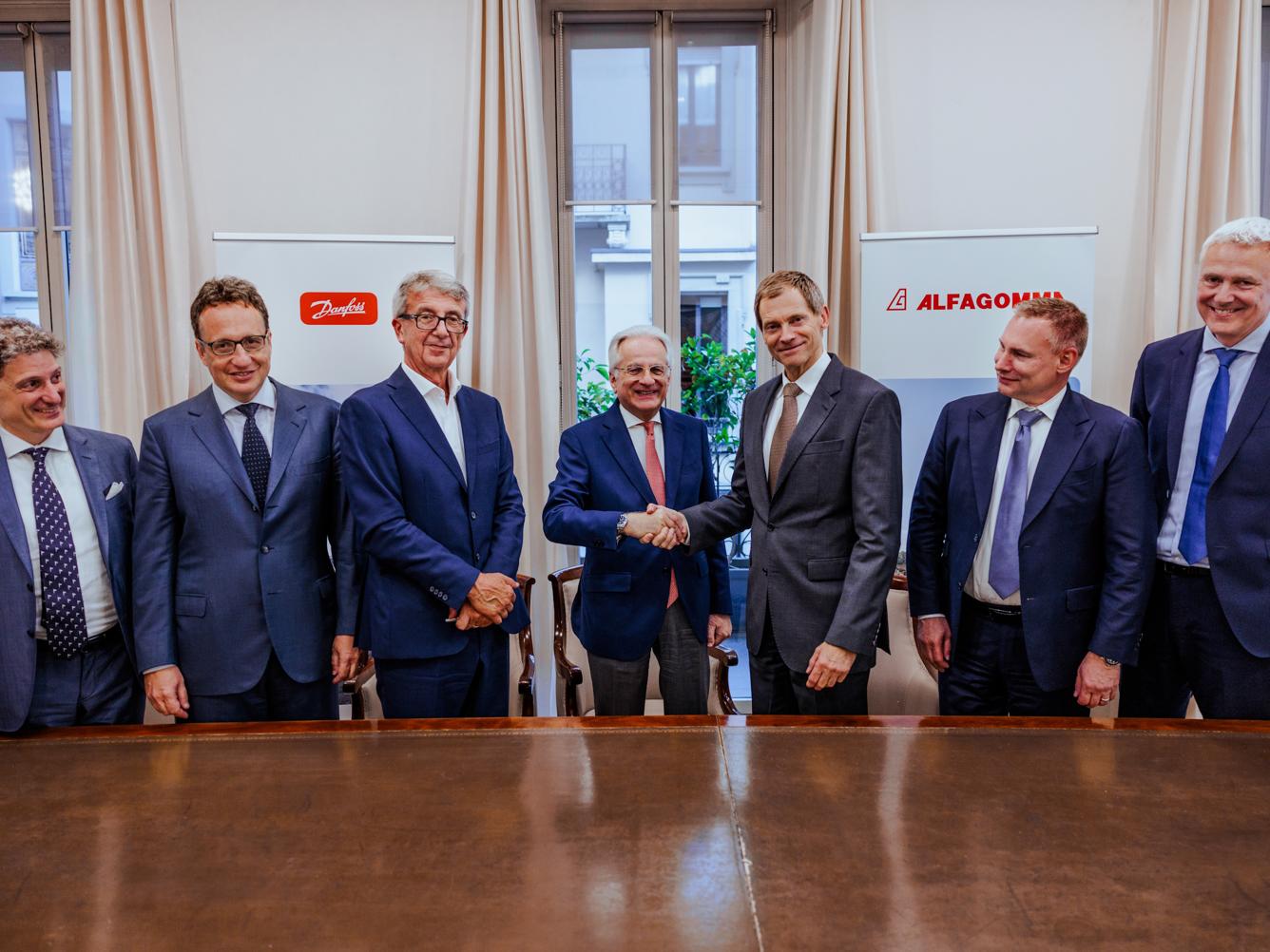 Unternehmensübernahme: Danfoss übernimmt Alfagomma und stärkt Industriegeschäft Von links nach rechts: Domenico Traverso, President, Fluid Conveyance Division, Danfoss Power Solutions; Professor Andrea Angelo Aurelio Amaduzzi, Board of Receivers; Professor Enrico Cotta Ramusino, Board of Receivers; Dr. Claudio Roberto Calabi, Board of Receivers; Kim Fausing, President and CEO, Danfoss Group; Daniel Winter, President, Danfoss Power Solutions; Jesper V. Christensen; Executive Vice President and CFO, Danfoss Group.