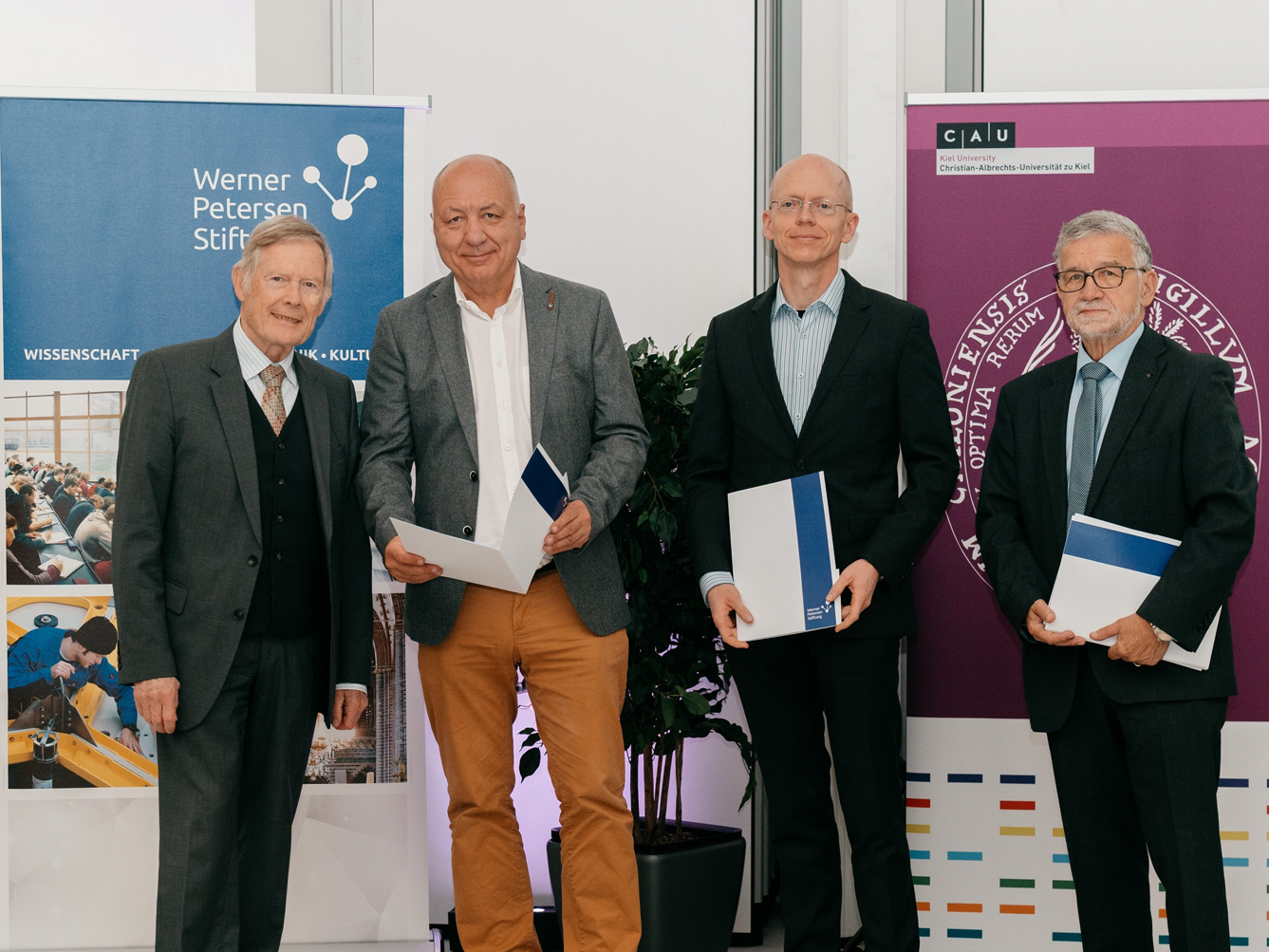Chronische Entzündungen: Ein neuer Therapieansatz aus der Mikrobiomforschung Auszeichnung mit einem Innovations-Transfer-Preis der Prof. Dr. Werner-Petersen-Stiftung. Prof. Schreiber (zweiter von links), Dr. Wätzig (dritter von links).
