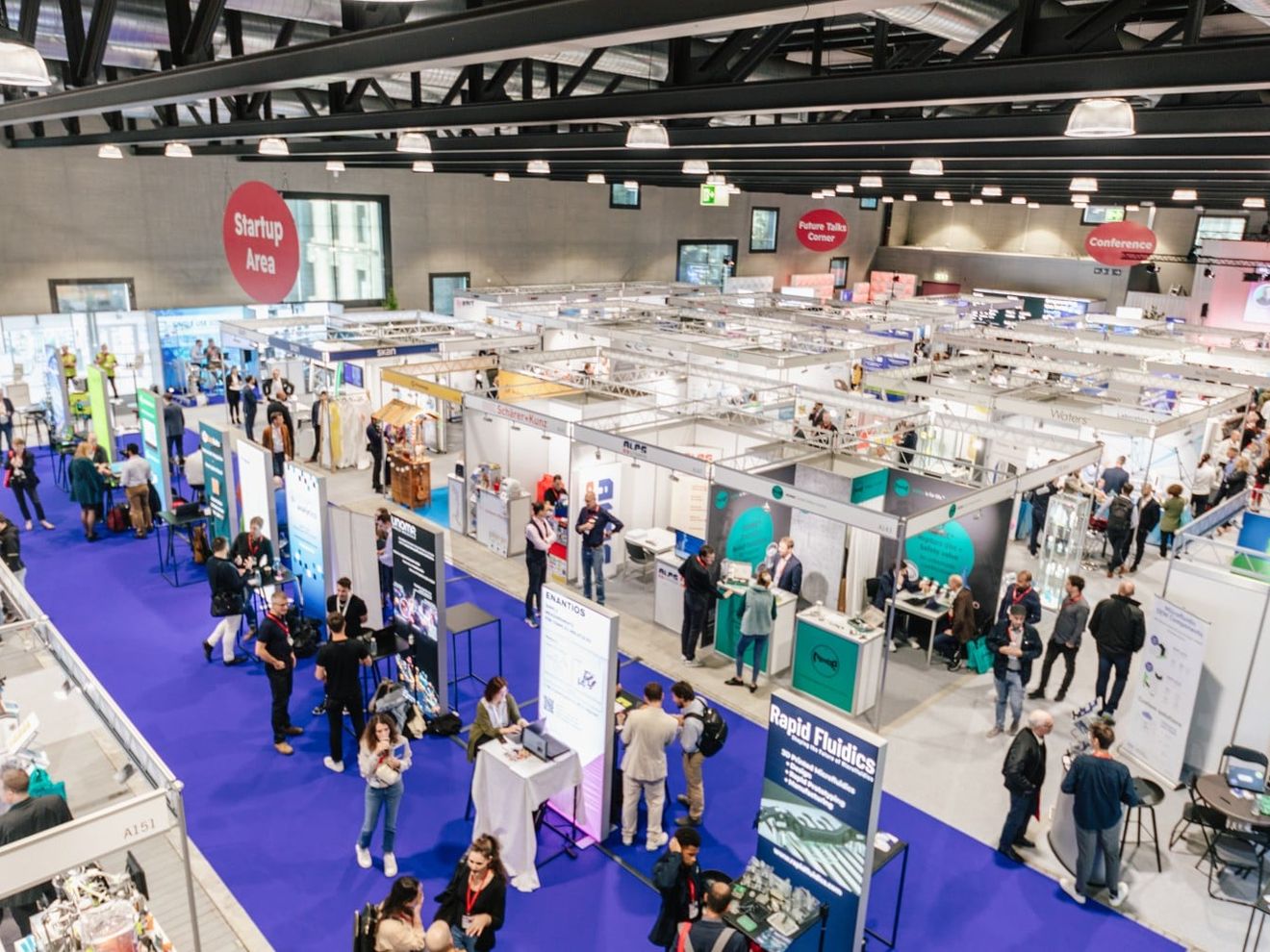 Aussteller und Besucher der Messe Ilmac Lausanne (Impressionen 2024). Blick in eine Messehalle