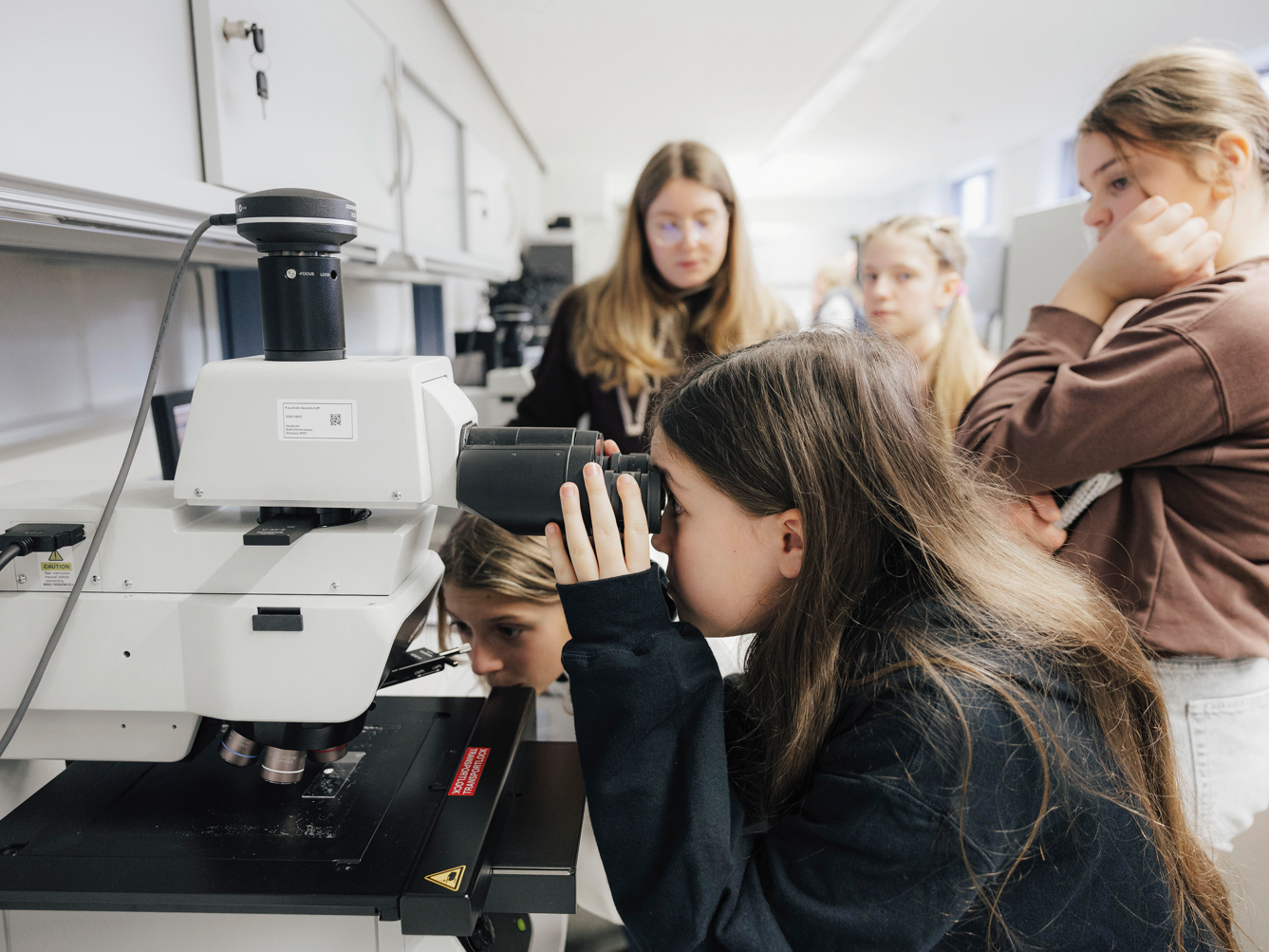 MINT Projekt: Schüler im Labor Mit dem Lichtmikroskop am Fraunhofer IISB verfolgen Schülerinnen der Montessori Schule Herzogenaurach in Echtzeit das Wachstum von Mikrokristallen aus einer gesättigten KaliAlaun-Lösung.