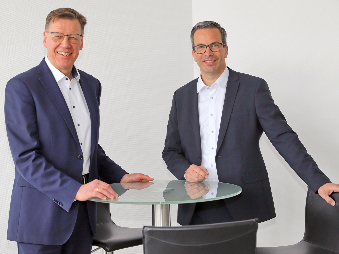 DWK Life Sciences: Michael Werth folgt auf Armin Reiche als CEO Führungswechsel beim Spezialisten für Laborglas und Primärverpackungen DWK Life Sciences: Nach 25 Jahren übergibt Armin Reiche (links) die CEO-Rolle an Michael Werth (rechts) und wechselt in den Beirat des Unternehmens.