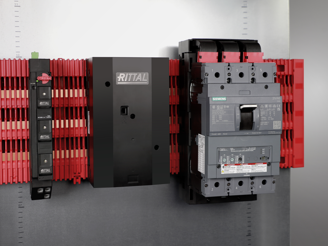 Neue Anwendungen werden durch die aufeinander abgestimmten Komponenten von Siemens und die Stromverteilungs-Plattformen von Rittal ermöglicht.