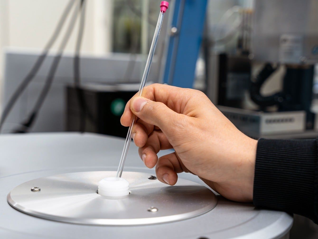Das Glasröhrchen mit der Probe wird in ein NMR-Spektrometer eingeführt.