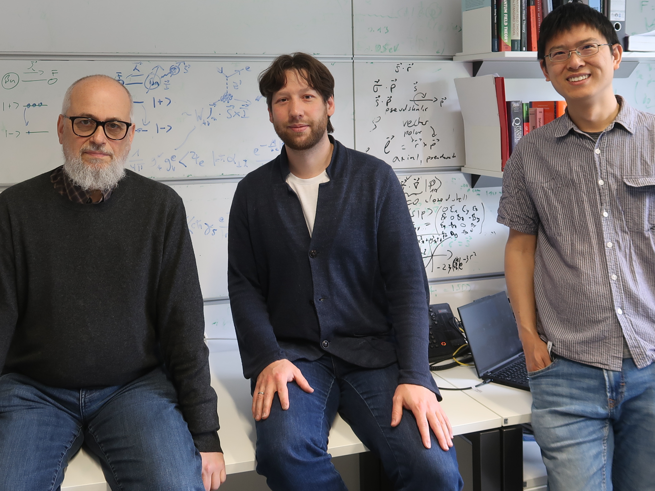 Hinweise auf neue Teilchen: Moleküle geben Aufschluss über Dunkle Materie (v.l.) Prof. Dr. Dmitry Budker, Dr. Konstantin Gaul und Dr. Lei Cong
