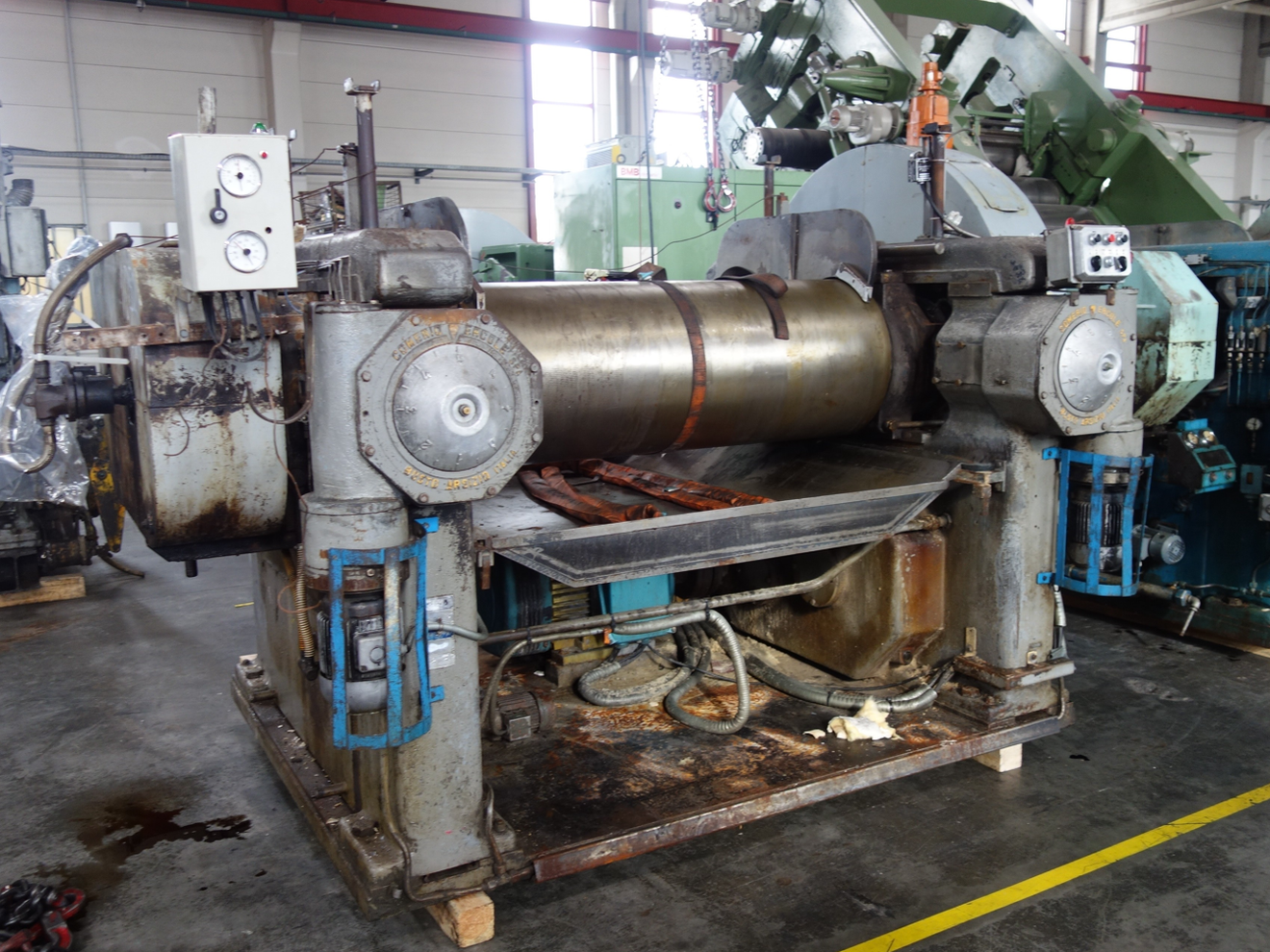 Conserving resources starts with the machinery A rolling mill before modernization: downtimes, CO2 emissions and energy and maintenance costs are high.