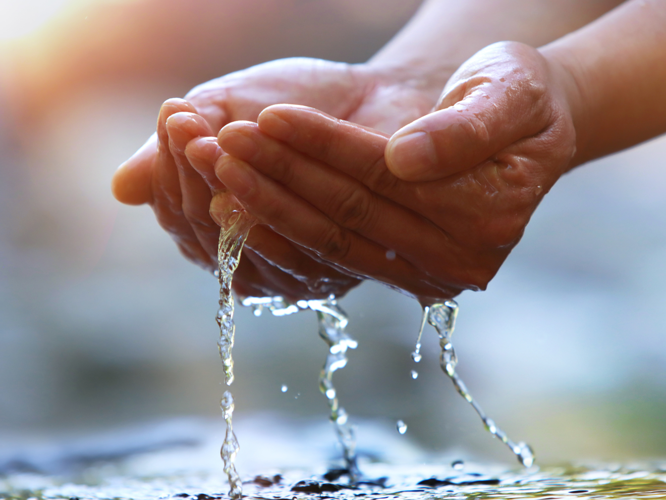 Umfrage IFAT Munich 2026: Bevölkerung sieht Wasserversorgung in Deutschland nicht krisenfest Hände die Wasser schöpfen, das unten durch die Hände rinnt als Symbolbild für eine Wasserversorgung mit sauberen Wasser