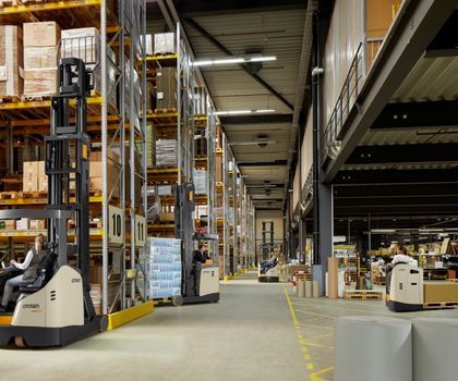 Flurförderzeuge: Smarte Materialflusslösungen für eine zukunftsfähige Intralogistik Flurförderzeuge: Smarte Materialflusslösungen für eine zukunftsfähige Intralogistik