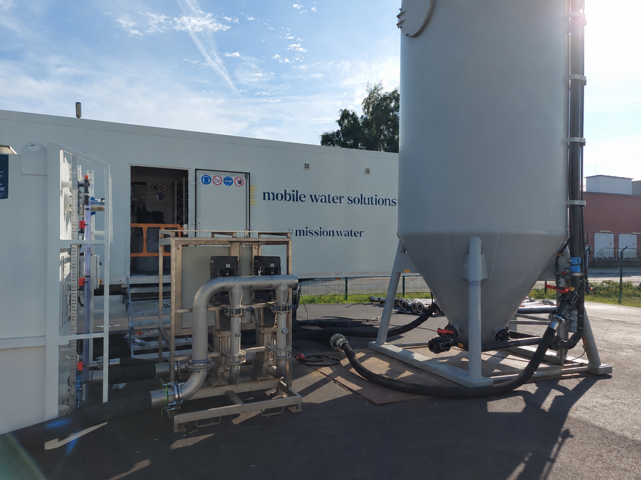 Mobile Wasseraufbereitung in der Industrie: Eine Fallstudie Modulare Ultrafiltrations- und Umkehrosmoseanlagen sichern Prozesskontinuität, ermöglichen Abwasserwiederverwendung und senken den Frischwasserbedarf. Die Fallstudie zeigt den Einsatz in einer Raffinerie in einer wasserarmen Region.