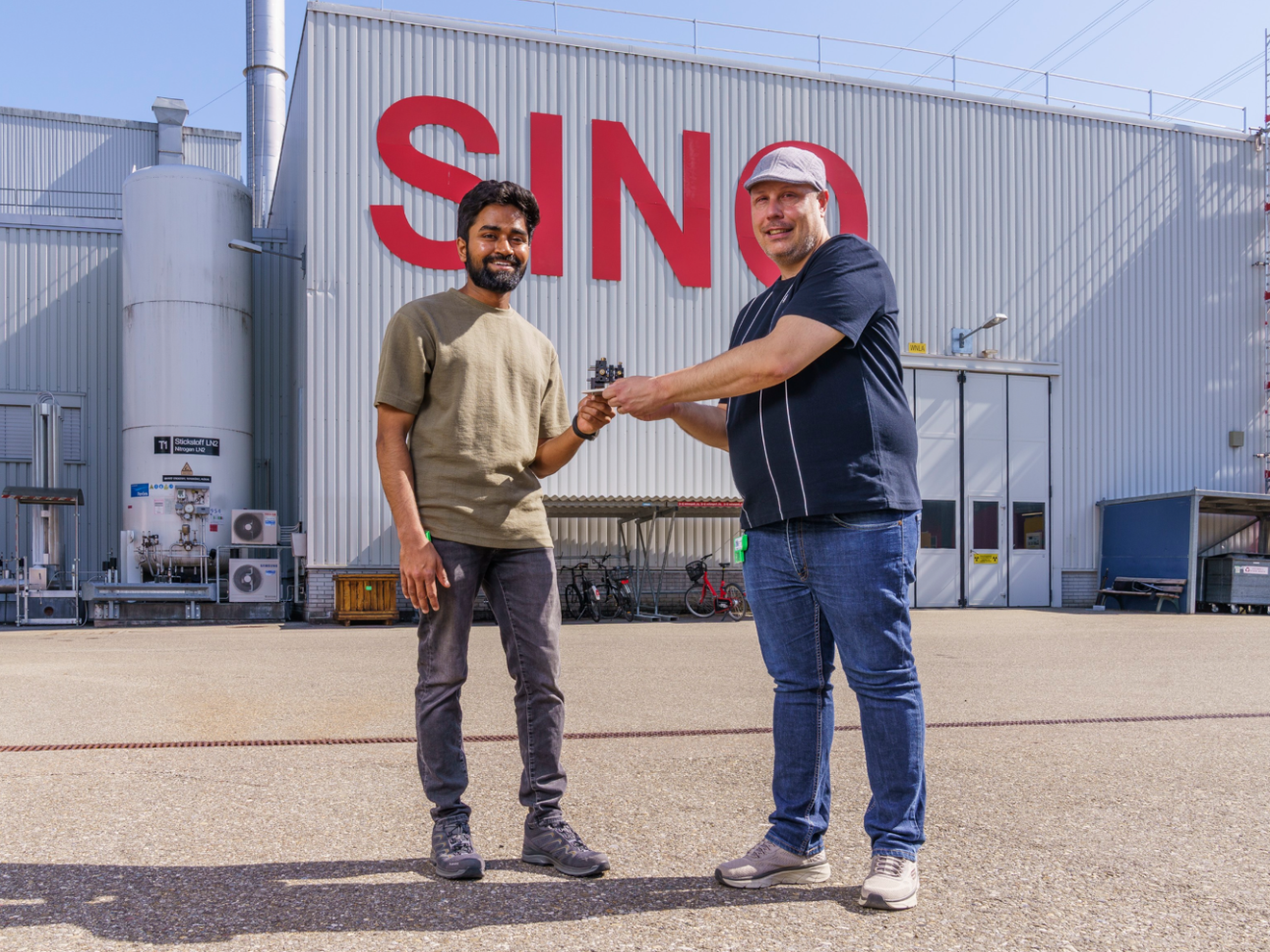 Weltweit erste achromatische Neutronenlinse verbessert die Materialanalyse Mano Raj Dhanalakshmi Veeraraj und Joan Vila-Comamala forschen beide am PSI Zentrum für Photonenforschung. Hier stehen sie mit der achromatischen Neutronenlinse vor der Schweizer Spallations-Neutronenquelle SINQ.