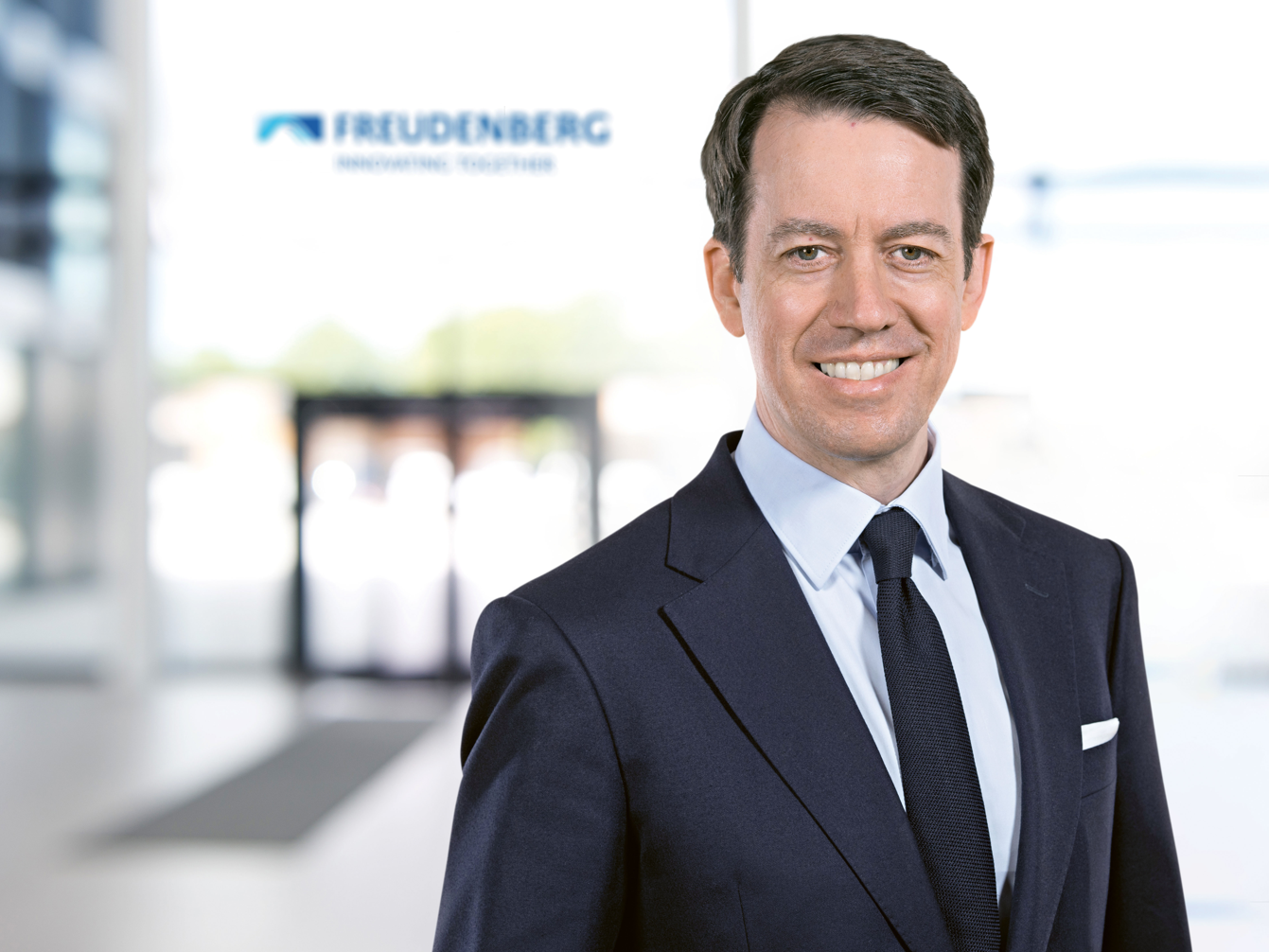 Freudenberg Sealing Technologies hat einen neuen CEO: Dr. Alexander Rozmán Freudenberg Sealing Technologies hat einen neuen CEO: Dr. Alexander Rozmán
