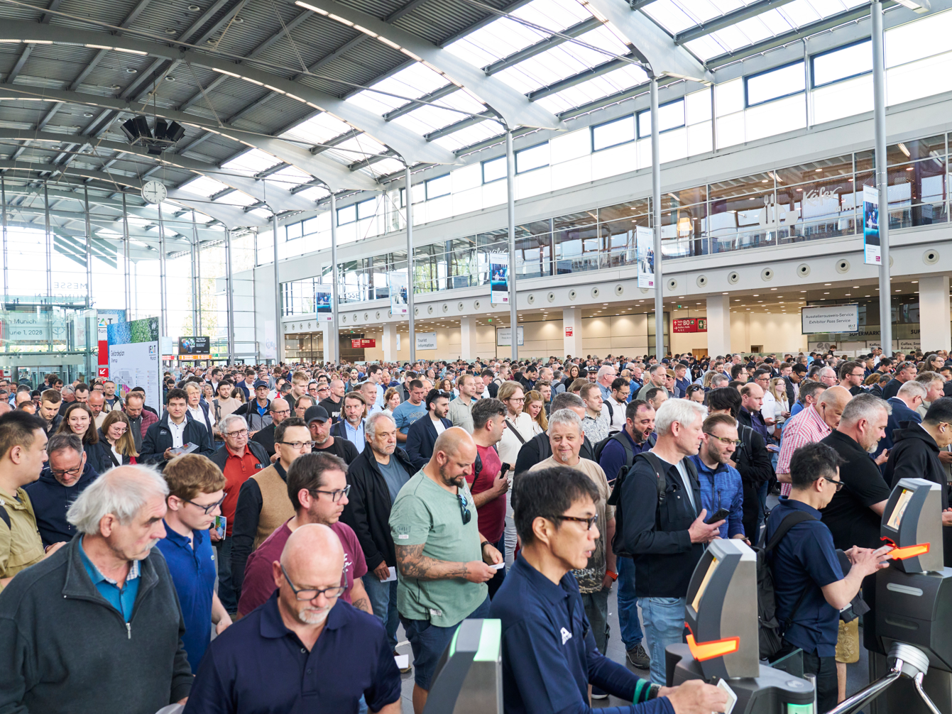 Rush of visitors to Ifat in the exhibition halls
