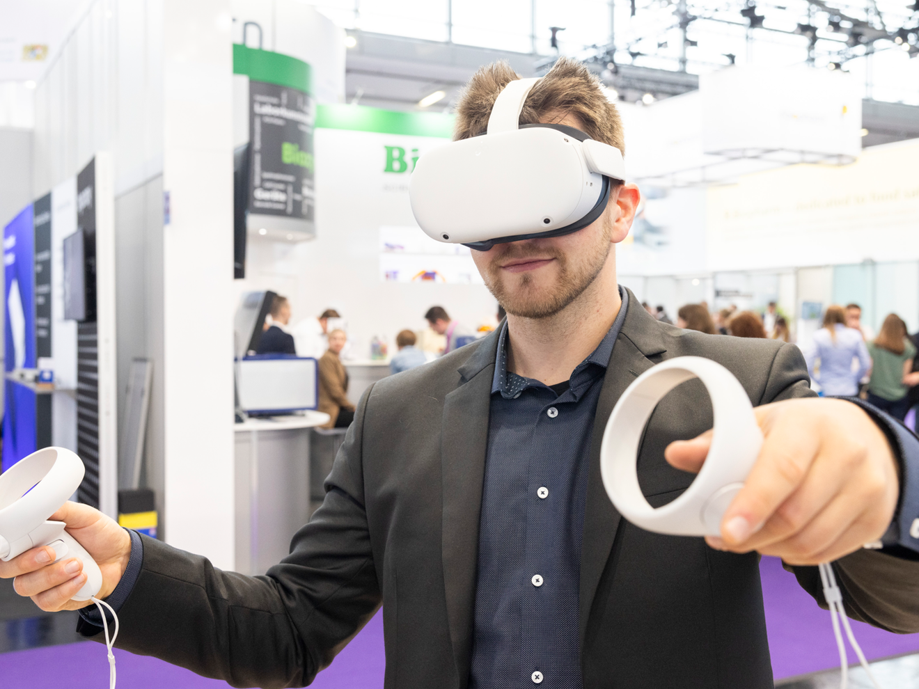 analytica 2026 Messevorschau | Innovationen, KI & Labortechnik vom 24. bis 27. März 2026 auf der analytica in München Besucher der Analytica in München mit VR-Brille. Symbolbild für Innovation in der Analytik