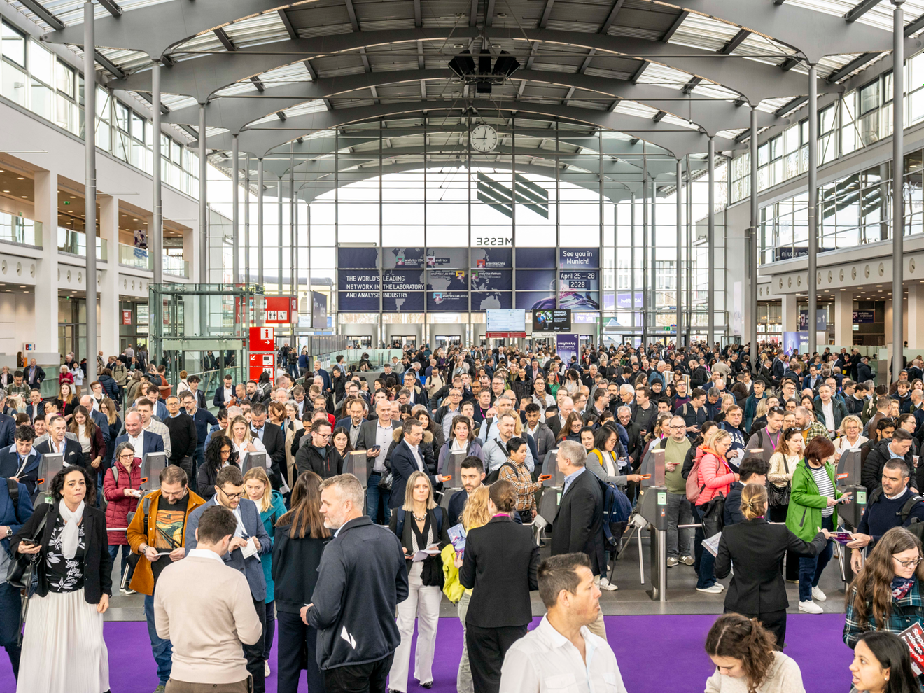 Analytica 2026: 1.135 Aussteller, 40 Länder, rund 35.000 Besucher aus 115 Nationen. Die Analytica 2026 verzeichnete einen Anstieg bei Ausstellern und Besuchern. Das BIld zeigt Besucher im Eingangsbereich der Messe.