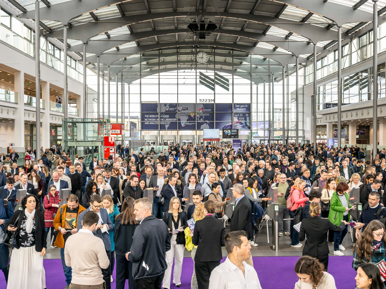Analytica 2026: 1.135 Aussteller, 40 Länder, rund 35.000 Besucher aus 115 Nationen. Die Analytica 2026 verzeichnete einen Anstieg bei Ausstellern und Besuchern. Das BIld zeigt Besucher im Eingangsbereich der Messe.