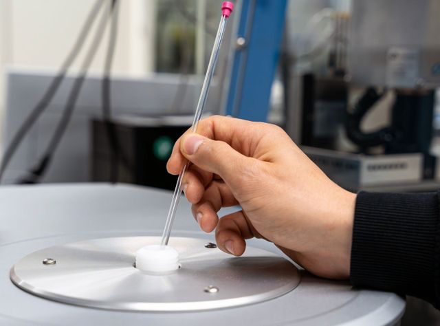 Das Glasröhrchen mit der Probe wird in ein NMR-Spektrometer eingeführt.