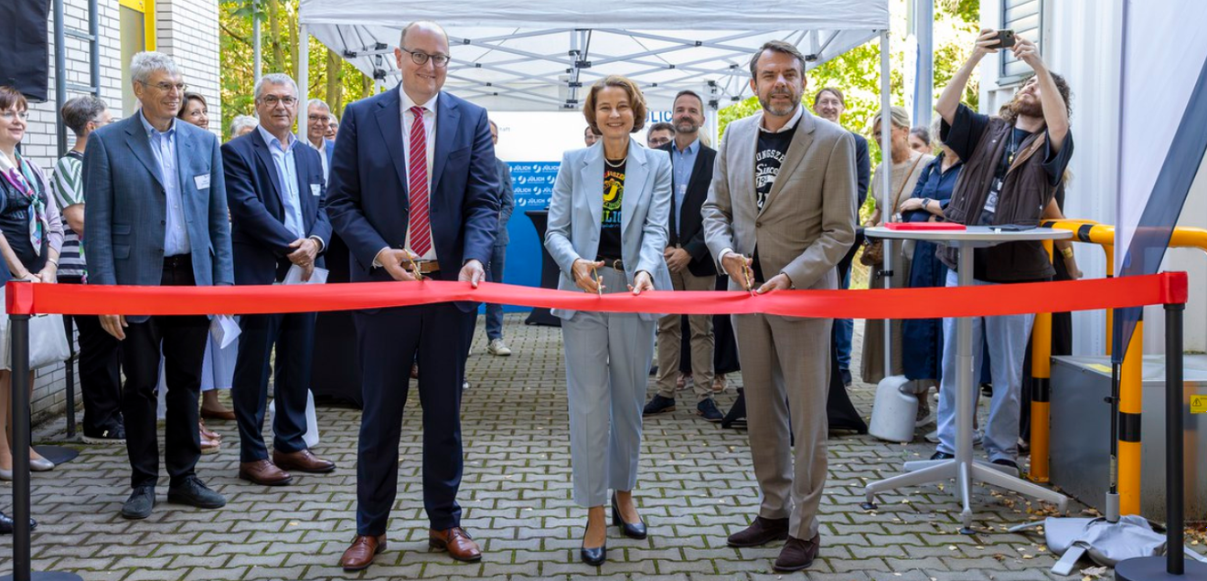 AgraSim in Jülich eingeweiht: Forschungsplattform simuliert Klimaeffekte auf Landwirtschaft Mit dem symbolischen Durchtrennen des roten Bandes weihten der Parlamentarische Staatssekretär im Bundesministerium für Forschung, Technologie und Raumfahrt, Matthias Hauer MdB, die Vorstandsvorsitzende des Forschungszentrums Jülich, Prof. Astrid Lambrecht, sowie Vorstandsmitglied Prof. Peter Jansens, zuständig für den wissenschaftlichen Geschäftsbereich Bioökonomie, die Forschungsplattform AgraSim offiziell ein.