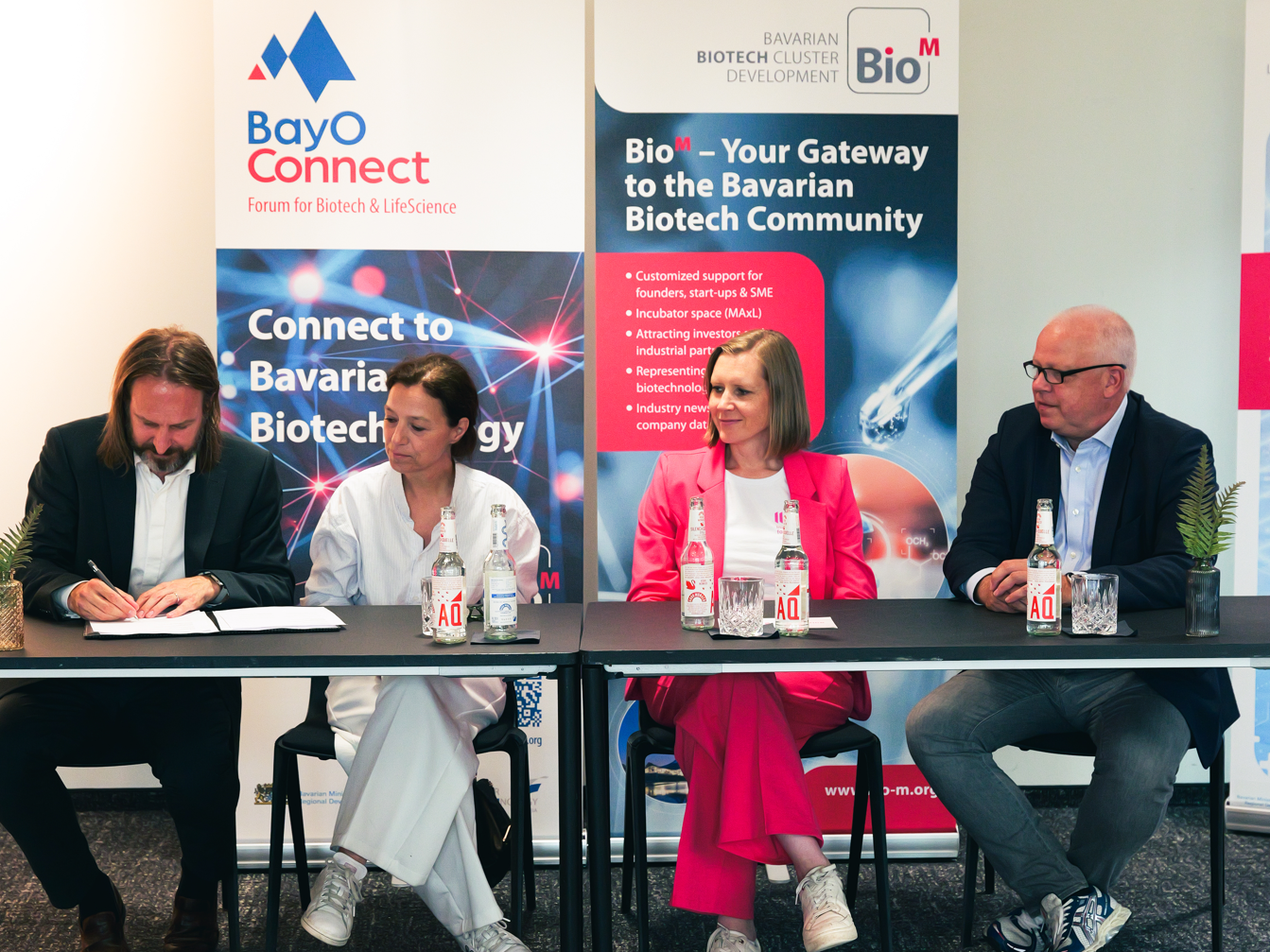 Von links: Dr. Philipp Baaske, Vizepräsident für Entrepreneurship der Ludwig-Maximilians-Universität München, Natascha Zeljko, Director Entrepreneurship Ecosystem der Ludwig-Maximilians-Universität München, Ellen Goel, Geschäftsführerin der Life Science Factory, und Dr. Sven Wagner, Head of Business Development Sartorius und Managing Director der Life Science Factory, beim Pressegespräch „Cooperation Creates Impact – EU Biotech Act in Practice“ im Rahmen der BayOConnect in München. Von links: Dr. Philipp Baaske, Vizepräsident für Entrepreneurship der Ludwig-Maximilians-Universität München, Natascha Zeljko, Director Entrepreneurship Ecosystem der Ludwig-Maximilians-Universität München, Ellen Goel, Geschäftsführerin der Life Science Factory, und Dr. Sven Wagner, Head of Business Development Sartorius und Managing Director der Life Science Factory, beim Pressegespräch „Cooperation Creates Impact – EU Biotech Act in Practice“ im Rahmen der BayOConnect in München.