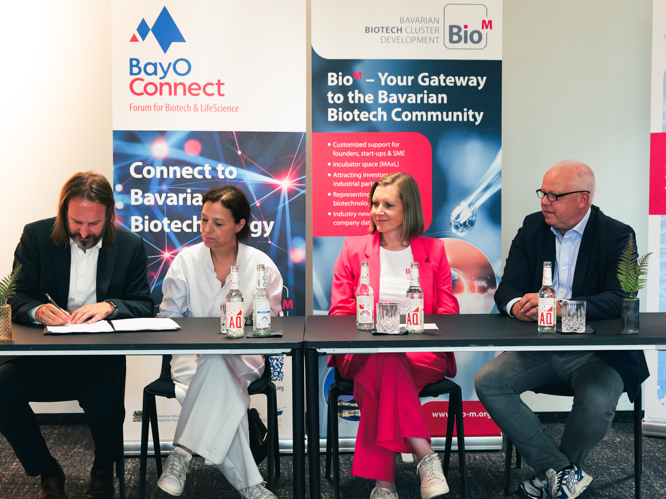 Von links: Dr. Philipp Baaske, Vizepräsident für Entrepreneurship der Ludwig-Maximilians-Universität München, Natascha Zeljko, Director Entrepreneurship Ecosystem der Ludwig-Maximilians-Universität München, Ellen Goel, Geschäftsführerin der Life Science Factory, und Dr. Sven Wagner, Head of Business Development Sartorius und Managing Director der Life Science Factory, beim Pressegespräch „Cooperation Creates Impact – EU Biotech Act in Practice“ im Rahmen der BayOConnect in München. Von links: Dr. Philipp Baaske, Vizepräsident für Entrepreneurship der Ludwig-Maximilians-Universität München, Natascha Zeljko, Director Entrepreneurship Ecosystem der Ludwig-Maximilians-Universität München, Ellen Goel, Geschäftsführerin der Life Science Factory, und Dr. Sven Wagner, Head of Business Development Sartorius und Managing Director der Life Science Factory, beim Pressegespräch „Cooperation Creates Impact – EU Biotech Act in Practice“ im Rahmen der BayOConnect in München.