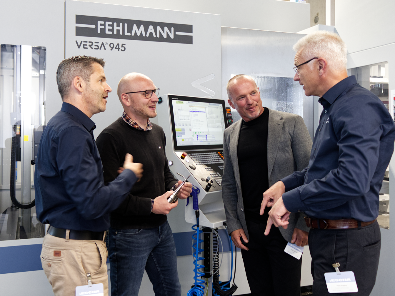 In front of the Versa 945 at ESCHA: Alain Strebel (Fehlmann), Benjamin Unruh (ESCHA), Enrico Akkerman (Gibas), and Peter Potjans (Fehlmann). In front of the VERSA 945 at ESCHA: Alain Strebel (Fehlmann), Benjamin Unruh (ESCHA), Enrico Akkerman (Gibas), and Peter Potjans (Fehlmann).