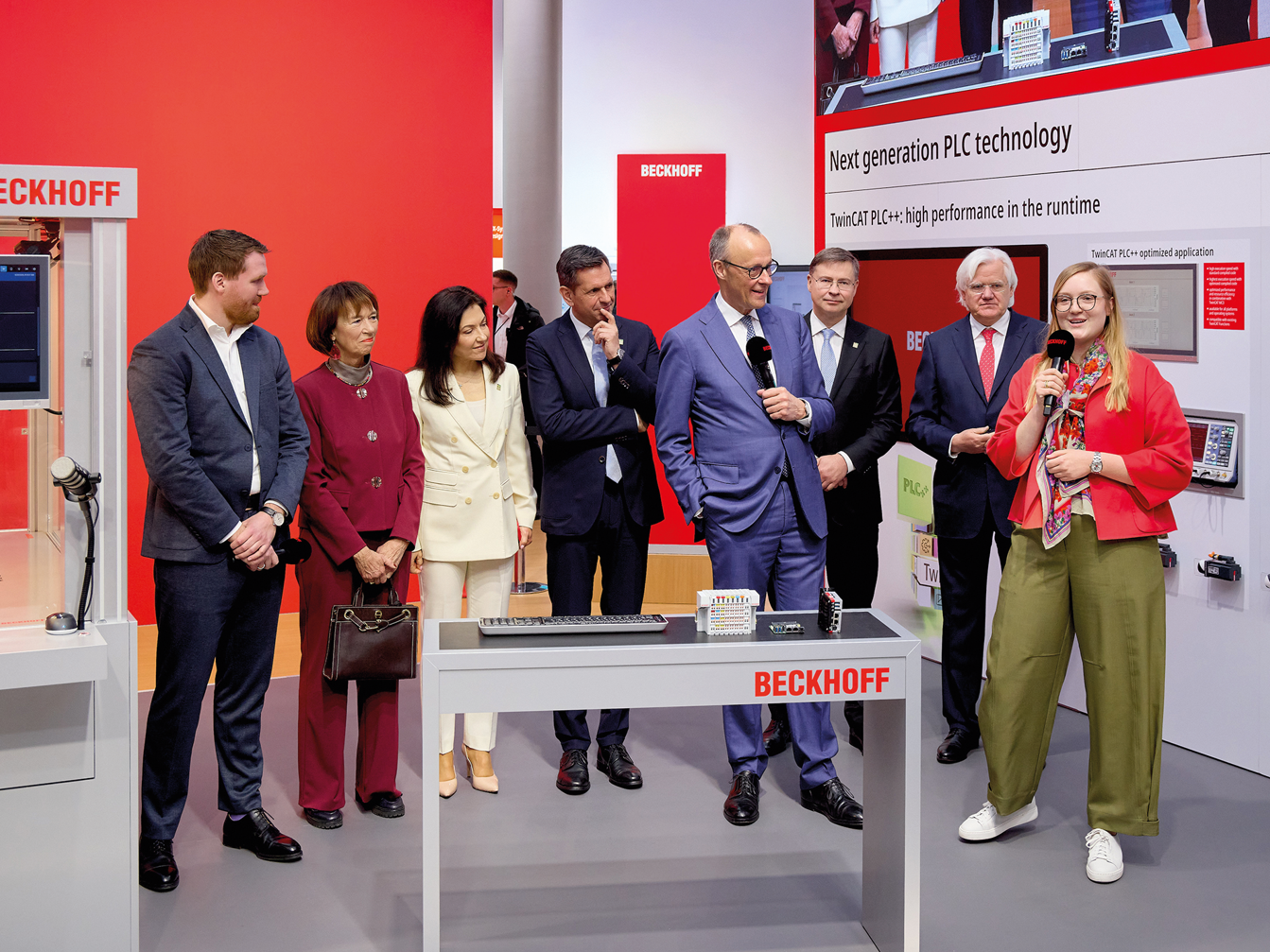 (v. l. n. r.) Besuch auf dem Beckhoff Messestand im Rahmen des Eröffnungsrundgangs des Bundeskanzlers auf der Hannover Messe: Johannes Beckhoff (Produktmanagement, Beckhoff Automation), Charlotte Merz, Katherina Reiche (CDU, Bundesministerin für Wirtschaft und Energie), Olaf Lies (SPD, Ministerpräsident von Niedersachsen), Bundeskanzler Friedrich Merz (CDU), Valdis Dombrovskis (Kommissar für Wirtschaftlichkeit und Produktivität in der Europäischen Kommission), Hans Beckhoff (Geschäftsführender Gesellschafter von Beckhoff Automation) und Frederike Beckhoff (Corporate Development, Beckhoff Automation)