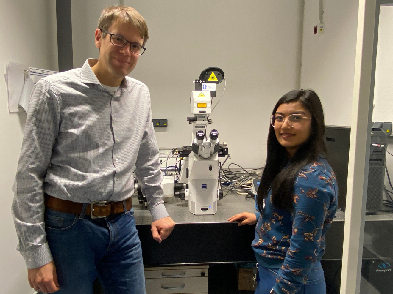 Simon Ebbinghaus und Puja Shrestha (rechts) untersuchen Proteinbestandteile.