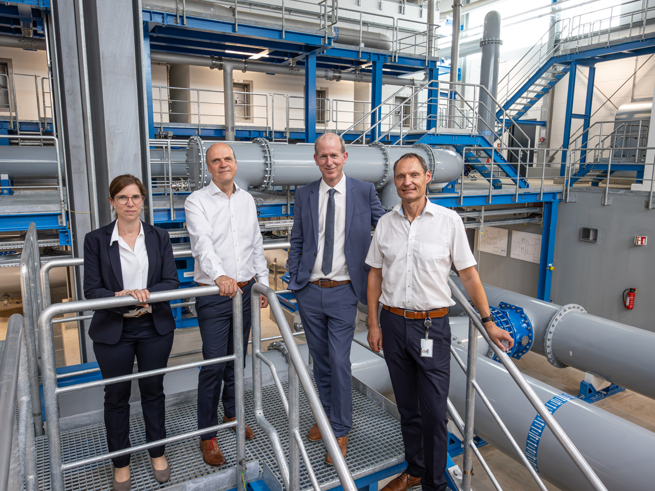 Die Verantwortlichen beim Abschluss der Modernisierung im Wasserwerk Halingen. Mit der Inbetriebnahme der Weitergehenden Aufbereitungsanlage (WAA) ist die Ausstattung aller fünf Wasserwerke von Wasserwerke Westfalen mit zusätzlichen technischen Reinigungsstufen abgeschlossen.