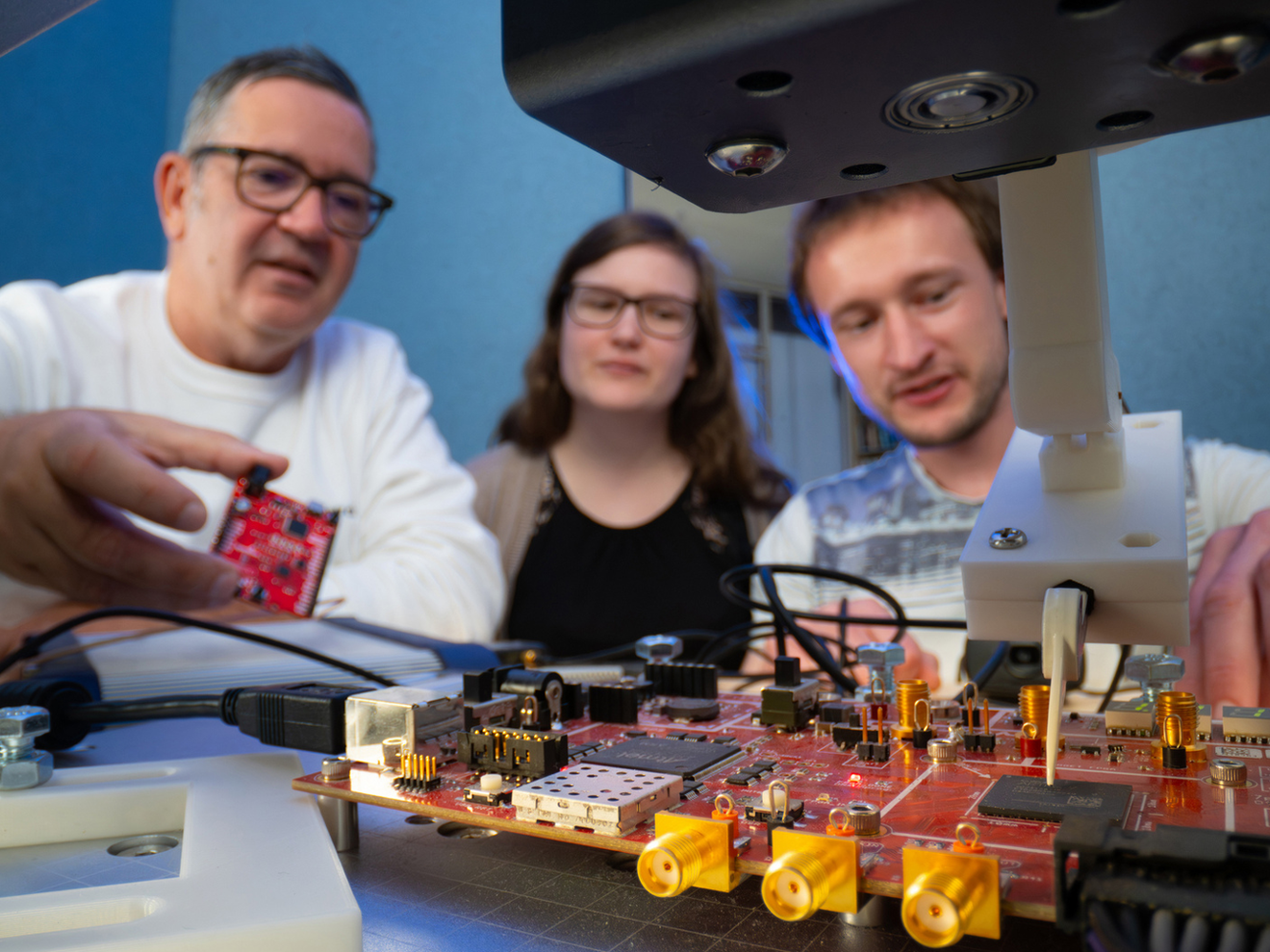 Für die Seitenkalanalyse lässt sich auch eine elektromagnetischen Sonde und ein ChipWhisperer-Board einsetzen wie Prof. Campos seinen Studierenden demonstriert.