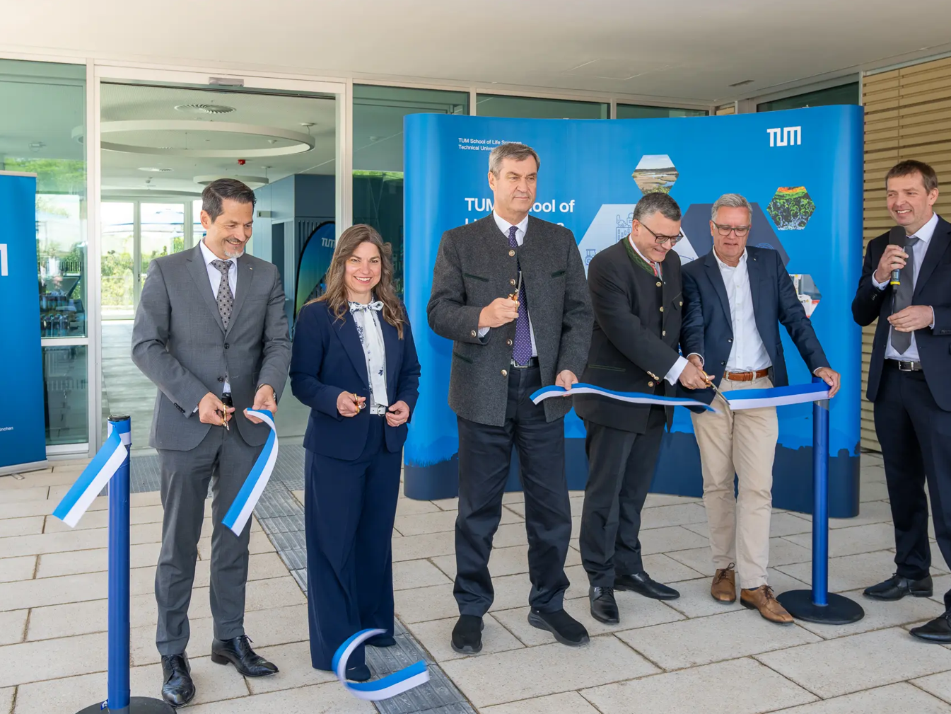 Neuer Forschungsbau zur Infektionsforschung in Freising-Weihenstephan an der TUM eröffnet Thomas Hofmann (Präsident der Technischen Universität München), Monika Schwind (Bürgermeisterin der Stadt Freising), Markus Söder (Bayerischer Ministerpräsident), Florian Herrmann (Staatsminister für Bundesangelegenheiten und Medien), Martin Klingenspor (Dekan der TUM School of Life Sciences) und Dietmar Zehn (wissenschaftlicher Direktor des ZIP) eröffnen gemeinsam das Gebäude des Zentrums für Infektionsprävention.