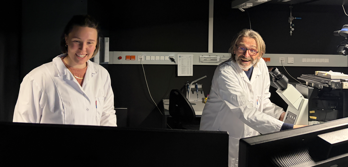 Brechungsindex-Mikroskopie: Punktgenaue Messung biologischer Proben unterhalb der Lichtwellenlänge Anna Gaugutz und Gerhard Schütz im Labor: Sie entdeckten das Brechungsindex-Mikroskop