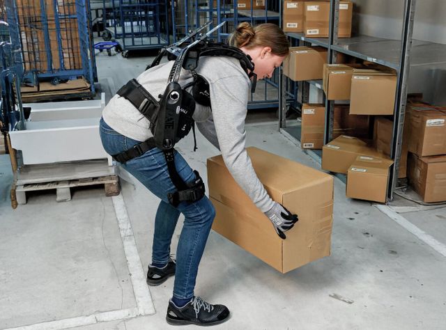 Schmalz auf der Logimat 2026: Kraftsparend greifen mit Exoskelett