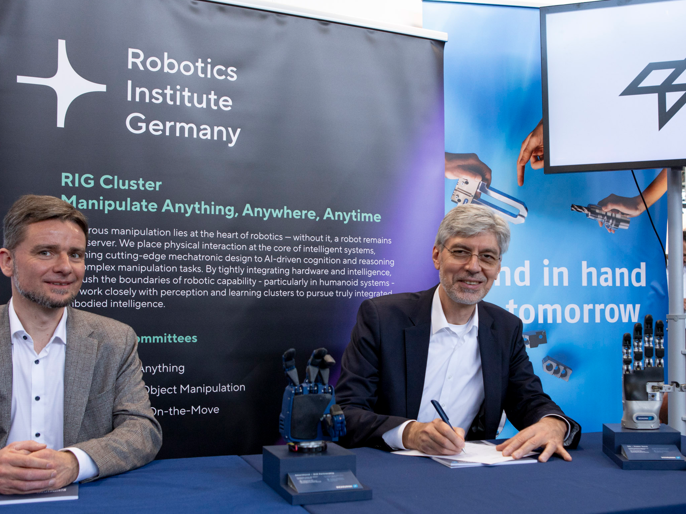 Zusammenarbeit in humanoider Robotik: Feinmotorische Roboterhände für die Industrie