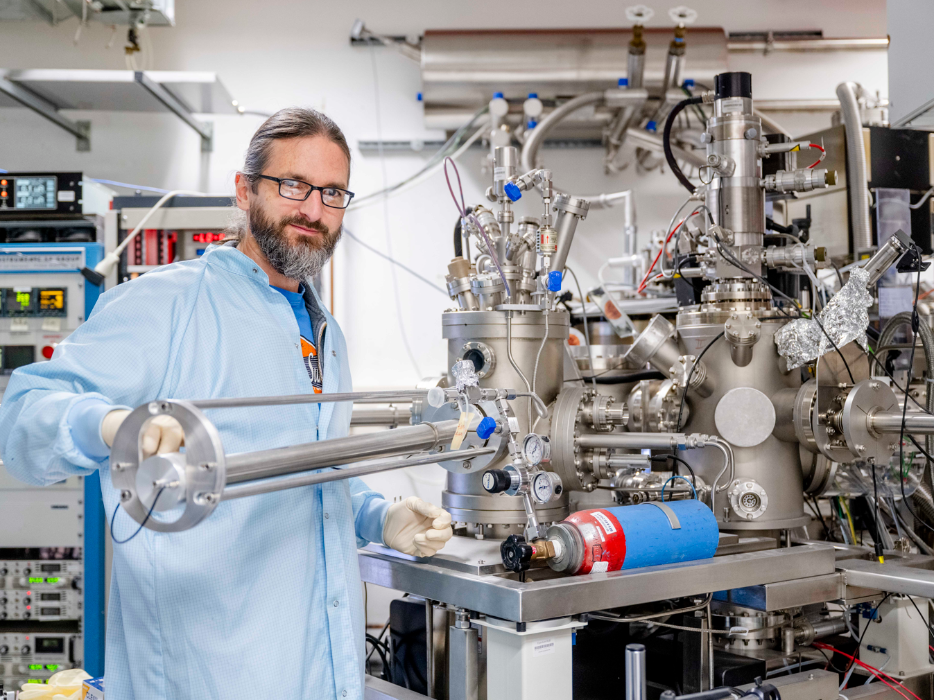 Teilchenbeschleuniger im Miniaturformat Arne Ludwig an der Molekularstrahlepitaxie-Anlage der Ruhr-Universität Bochum