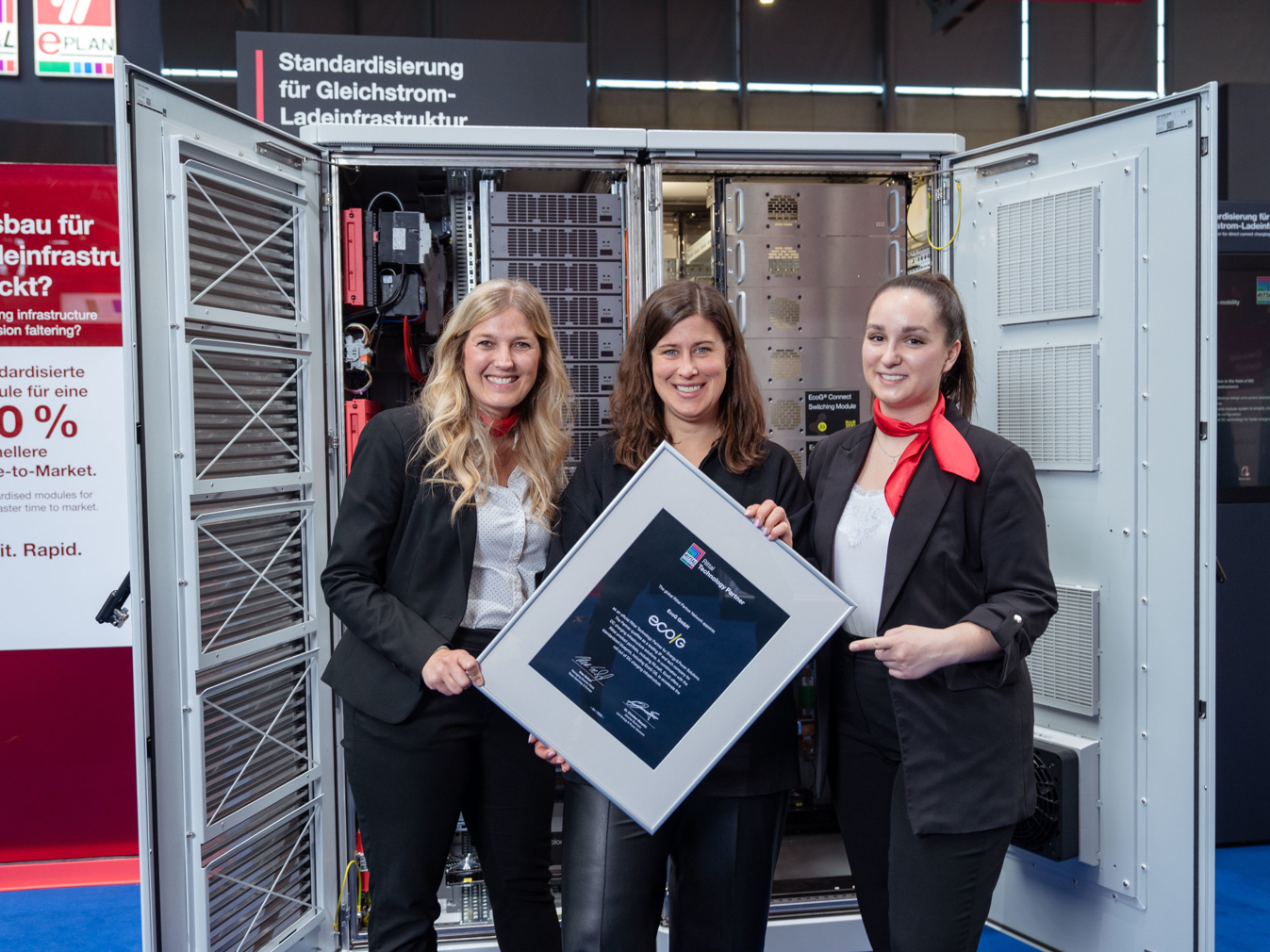 Rittal und EcoG bauen Partnerschaft aus: Ausbau der Elektromobilität mit modulare Lade-Infrastrukturen beschleunigen Allianz für schnelle, modulare Ladeinfrastruktur: Verena Freund von Rittal, Veronika Dickert von EcoG und Kaja Milberg von Rittal (v.l.).