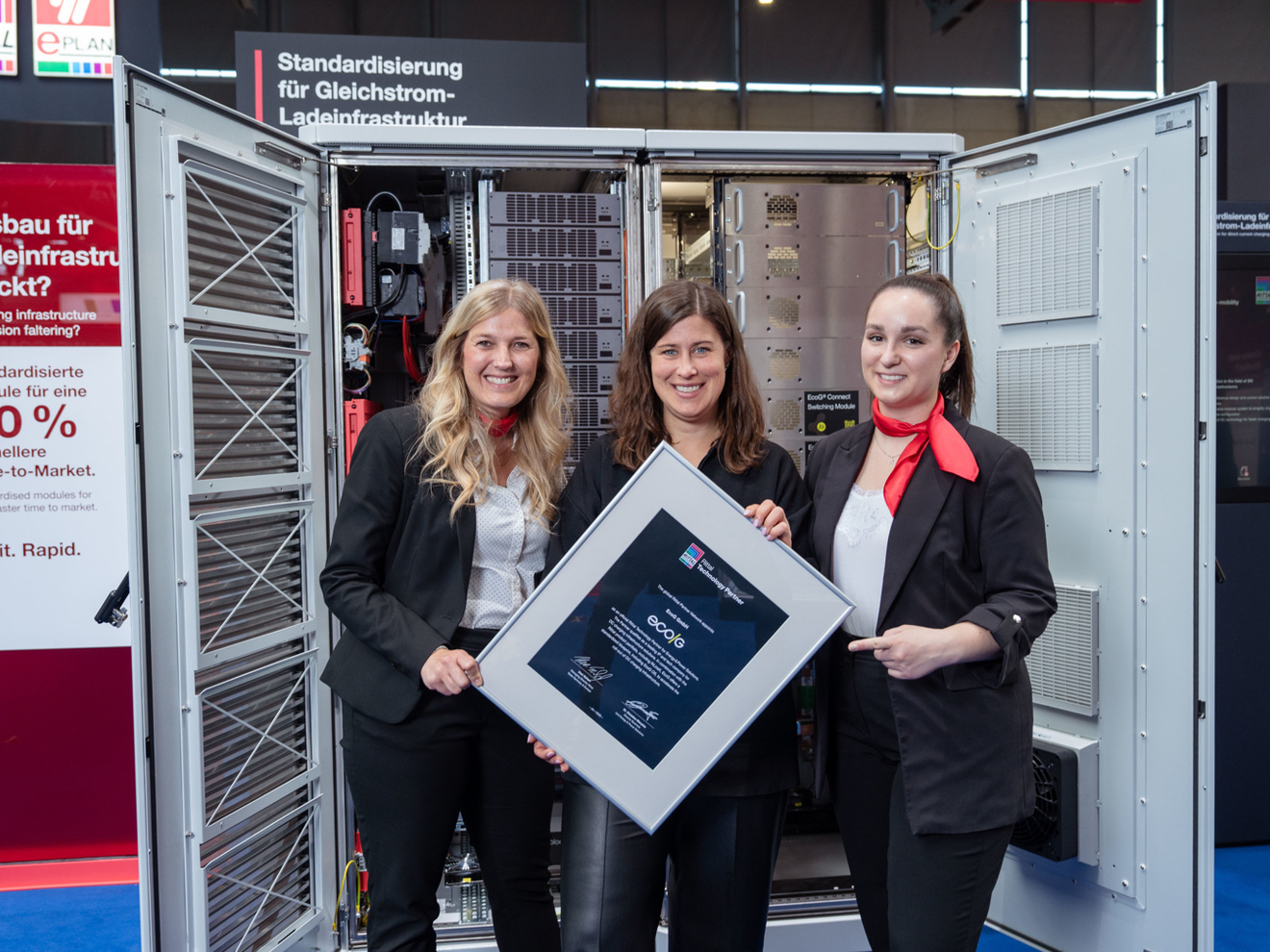 Rittal und EcoG bauen Partnerschaft aus: Ausbau der Elektromobilität mit modulare Lade-Infrastrukturen beschleunigen Allianz für schnelle, modulare Ladeinfrastruktur: Verena Freund von Rittal, Veronika Dickert von EcoG und Kaja Milberg von Rittal (v.l.).