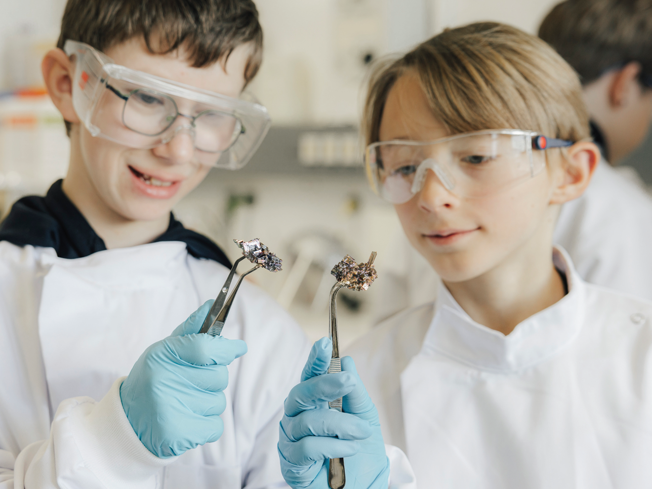 MINT-Projektwoche „Kristalle“: Montessori-Schüler forschen im Labor am Fraunhofer IISB MINT-Projektwoche „Kristalle“: Montessori-Schüler forschen im Labor am Fraunhofer IISB
