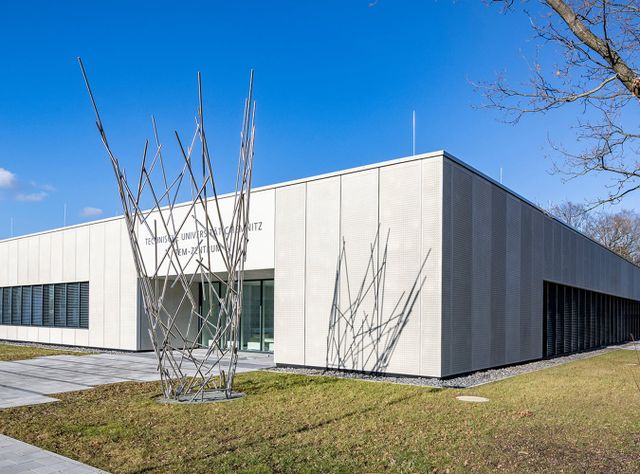 Bild des neu errichteten Transmissionselektronenmikroskopiezentrum der TU Chemnitz am Universitätsstandort Erfenschlager Straße 73