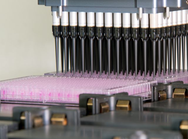 Automatisierte Pipettierplattform zur Vorbereitung und Messung der Plasmaproben und Chemikalienmischungen in Hochdurchsatz-Biotests Automatisierte Pipettierplattform zur Vorbereitung und Messung der Plasmaproben und Chemikalienmischungen in Hochdurchsatz-Biotests