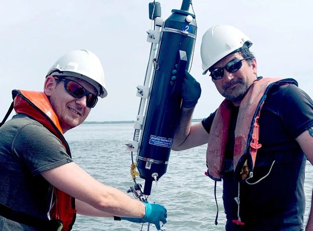 Nanoplastik im Nordatlantik untersucht Dušan Materić und Helge Niemann bei der Probenahme im Nordatlantik