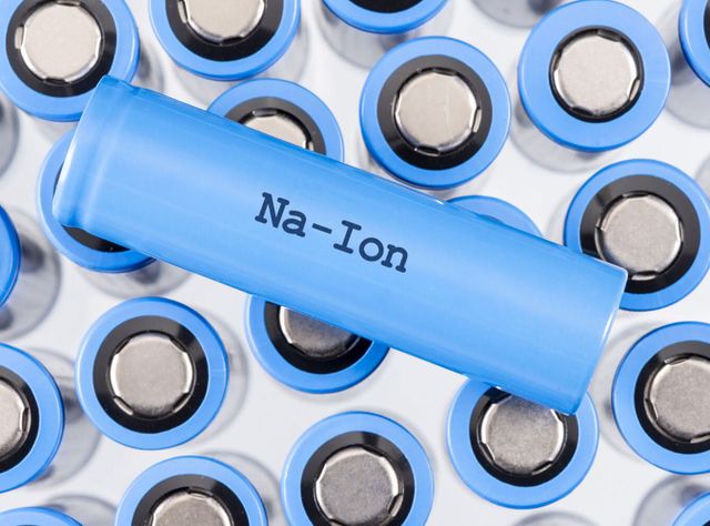 Batterieforschung: Sind Natrium-Ionen-Batterien sicher genug? Viele blaue Natrium-Ionen Batterien, die aufrecht stehen. Darauf liegt quer eine Batterie mit der Aufschrift Na-Ion
