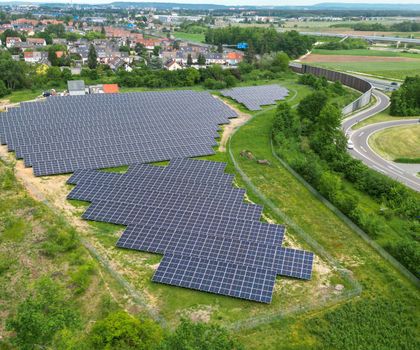 Stromdirektvermarktung an Rehau-Standorten: PV-Anlage in Eltersdorf macht den Anfang Stromdirektvermarktung an Rehau-Standorten: PV-Anlage in Eltersdorf macht den Anfang