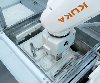 Roboter-Assistent in der Arztpraxis: KR 6 Agilus macht Eindruck bei den Patienten Roboter-Assistent in der Arztpraxis: KR 6 Agilus macht Eindruck bei den Patienten