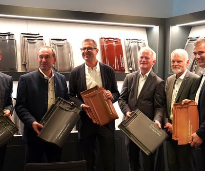 Wirtschaftsminister Hubert Aiwanger zu Besuch bei der Erlus AG Wirtschaftsminister Hubert Aiwanger zu Besuch bei der Erlus AG