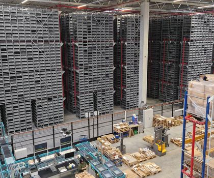 Just-In-Time-Lieferungen: Automatisiertes neues Berrang-Lager Just-In-Time-Lieferungen: Automatisiertes neues Berrang-Lager