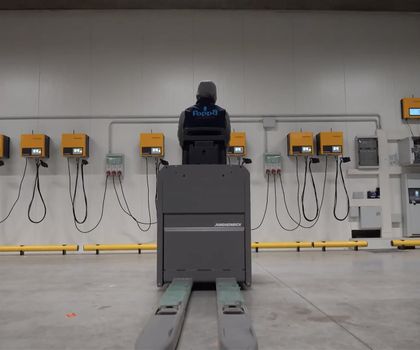 Foppa nutzt Lademanagement von Jungheinrich: Solarstrom versorgt 90 % der Staplerflotte Foppa nutzt Lademanagement von Jungheinrich: Solarstrom versorgt 90 % der Staplerflotte
