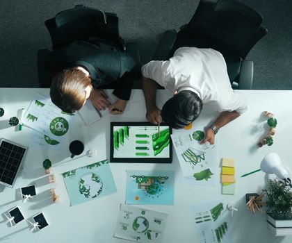 THI launches seminar for SMEs: Further training to become a sustainability manager Two employees sit at a desk and continue their education: further training as sustainability managers