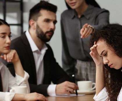 Beruf und Führung: Der stille Saboteur: Wie toxische Kollegen Teams zersetzen