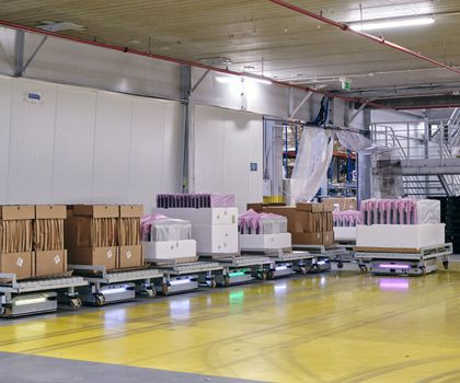 Verzahnter Materialfluss: KUKA automatisiert Materialtransport bei TV-Hersteller
