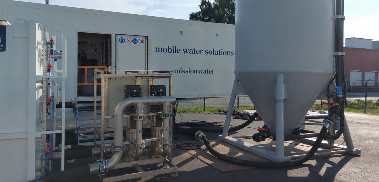 Mobile Wasseraufbereitung in der Industrie: Eine Fallstudie Modulare Ultrafiltrations- und Umkehrosmoseanlagen sichern Prozesskontinuität, ermöglichen Abwasserwiederverwendung und senken den Frischwasserbedarf. Die Fallstudie zeigt den Einsatz in einer Raffinerie in einer wasserarmen Region.