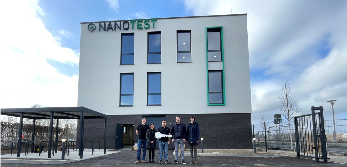 Die GOLDBECK GmbH für die Berliner Nanotest und Design GmbH realisiert ein dreigeschossiges Labor- und Verwaltungsgebäude mit 1.300 m² Nutzfläche, modernen Laborräumen, Büroflächen, Produktionshalle und Werkstatt in Adlershof. Die GOLDBECK GmbH für die Berliner Nanotest und Design GmbH realisiert ein dreigeschossiges Labor- und Verwaltungsgebäude