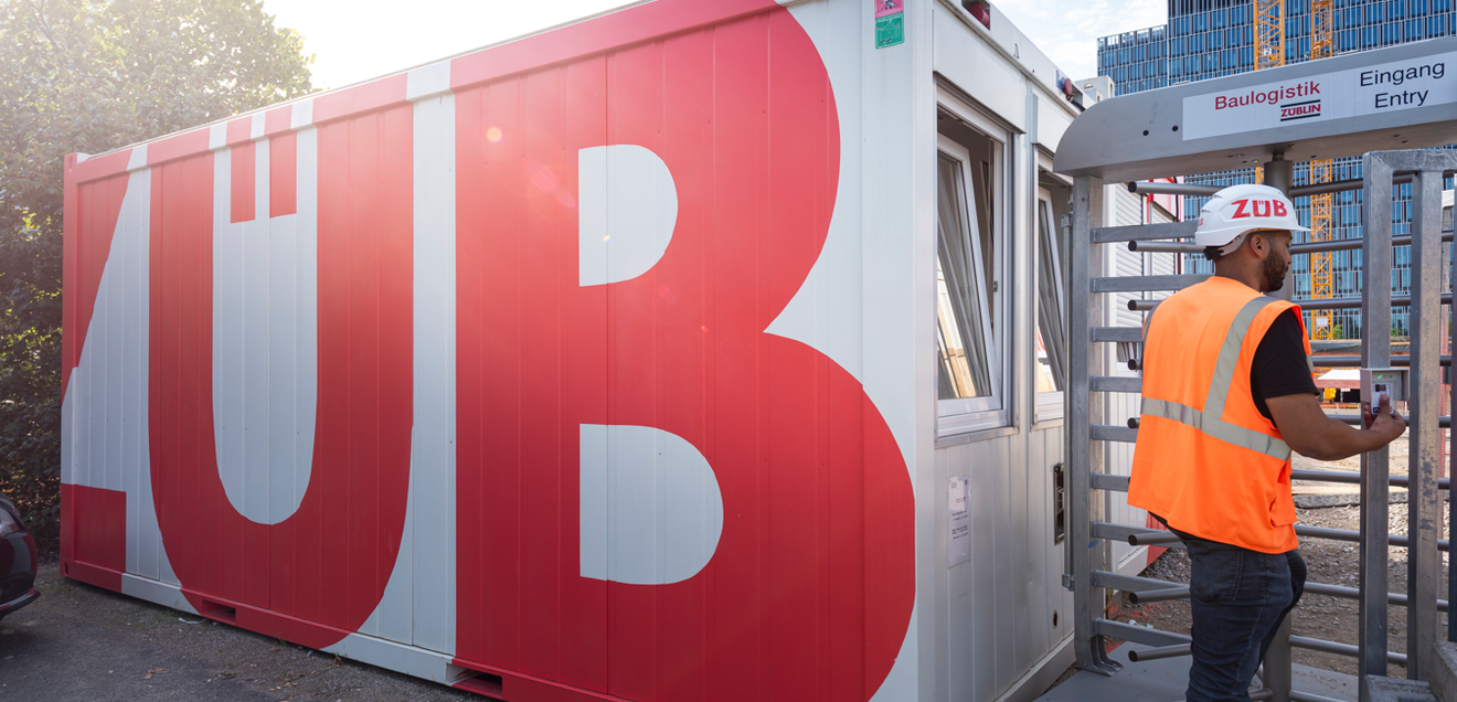 Container Züblin Ein Arbeiter vor einem Container mit Züblin Schriftzug.